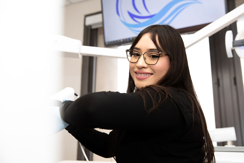 Team member taking a 3d scan of Patients mouth